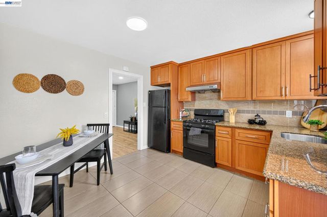 5616 Alameda Ave, Richmond, CA 94804