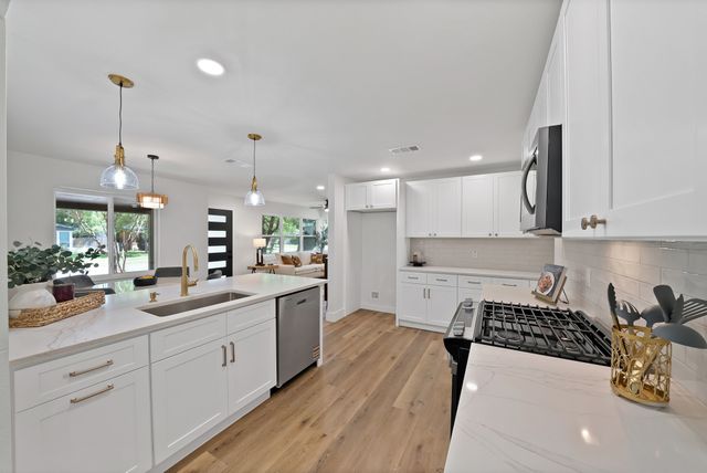 2926 Hillglenn Road, Dallas, TX 75228