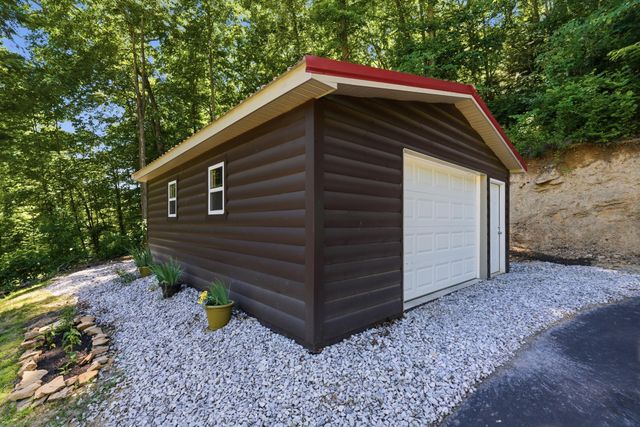 850 Cliffs Edge Road, East Bernstadt, KY 40729