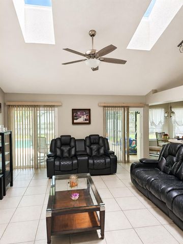 2067 MAJESTIC WOODS BOULEVARD, Apopka, FL 32712
