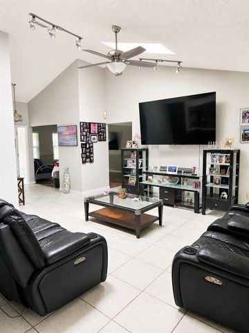 2067 MAJESTIC WOODS BOULEVARD, Apopka, FL 32712