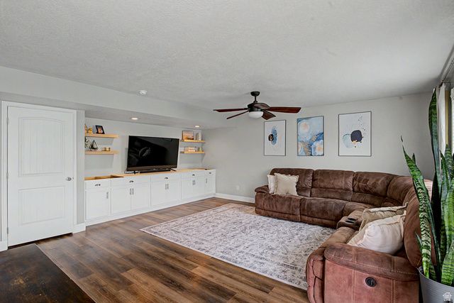 8233 S CREEKWOOD CIR, West Jordan, UT 84088
