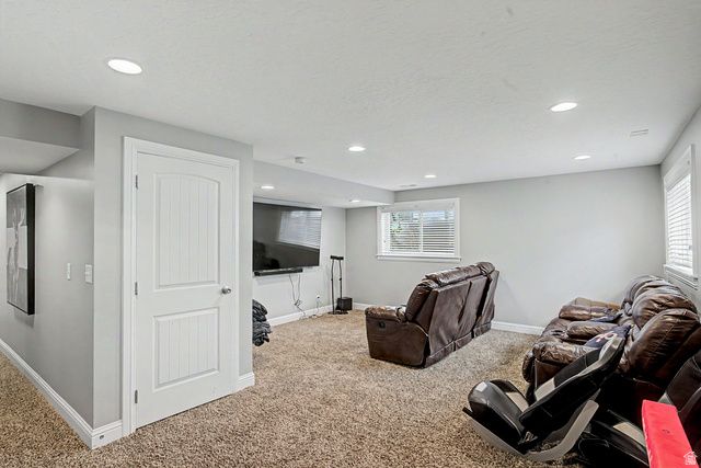 8233 S CREEKWOOD CIR, West Jordan, UT 84088