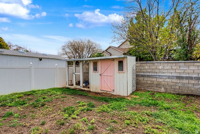 8233 S CREEKWOOD CIR, West Jordan, UT 84088