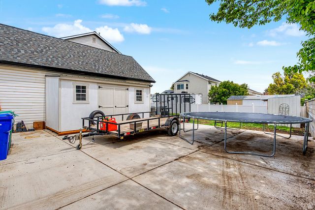 8233 S CREEKWOOD CIR, West Jordan, UT 84088