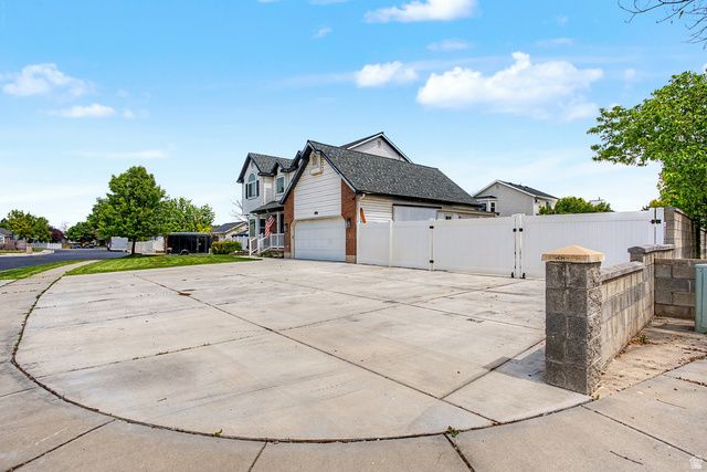 8233 S CREEKWOOD CIR, West Jordan, UT 84088