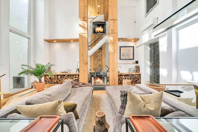 16 Minetta Lane, New York City, NY 10012