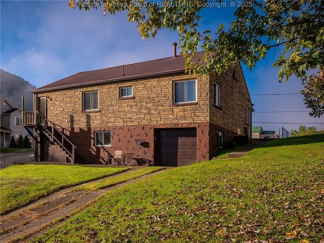 102 McKinley Avenue, Belle, WV 25015