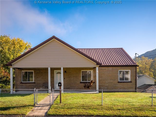 102 McKinley Avenue, Belle, WV 25015