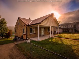 102 McKinley Avenue, Belle, WV 25015