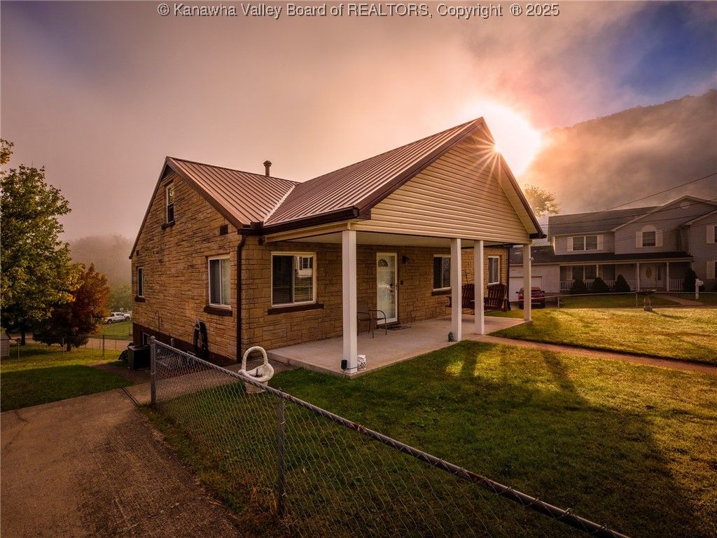 102 McKinley Avenue, Belle, WV 25015