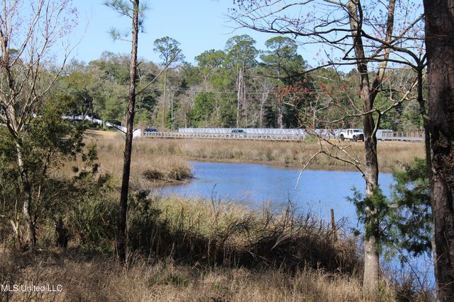 9300 Ridgeview Drive, Ocean Springs, MS 39564