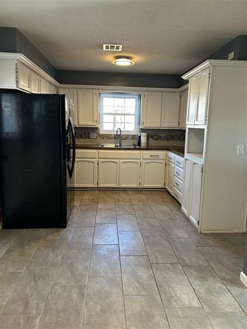 3028 NE Pioneer Park, Lawton, OK 73507