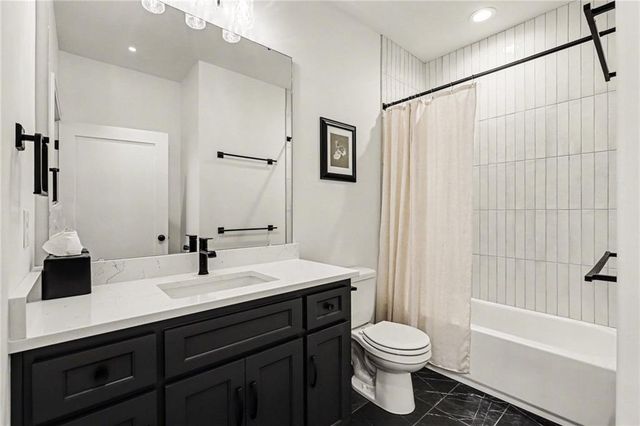 525 NE Sienna Place, Lee's Summit, MO 64064