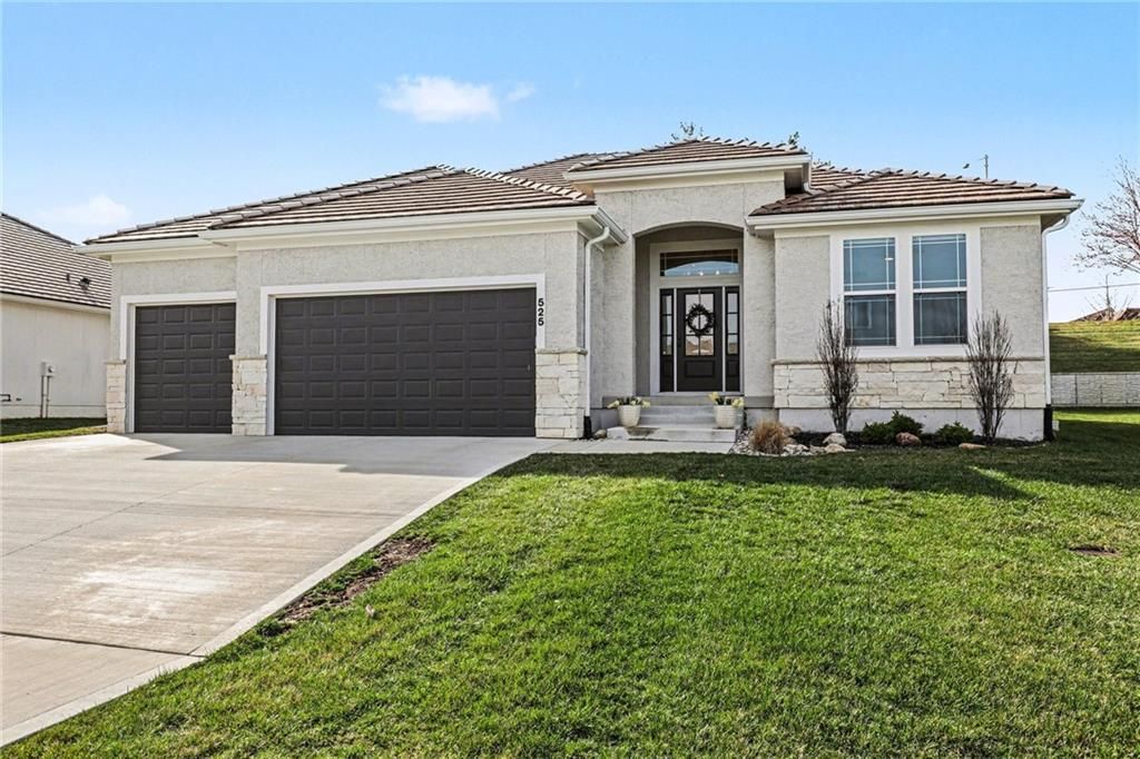 525 NE Sienna Place, Lee's Summit, MO 64064