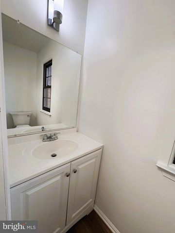 1 LYON LA, Franklin Park, NJ 08823