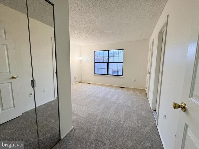 1 LYON LA, Franklin Park, NJ 08823