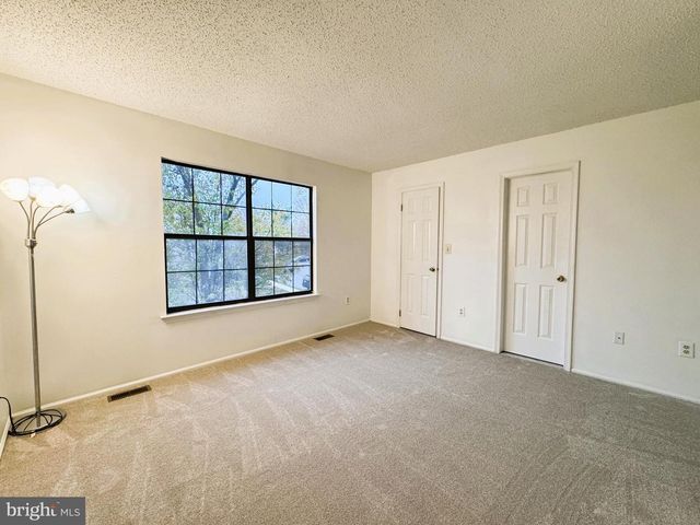 1 LYON LA, Franklin Park, NJ 08823