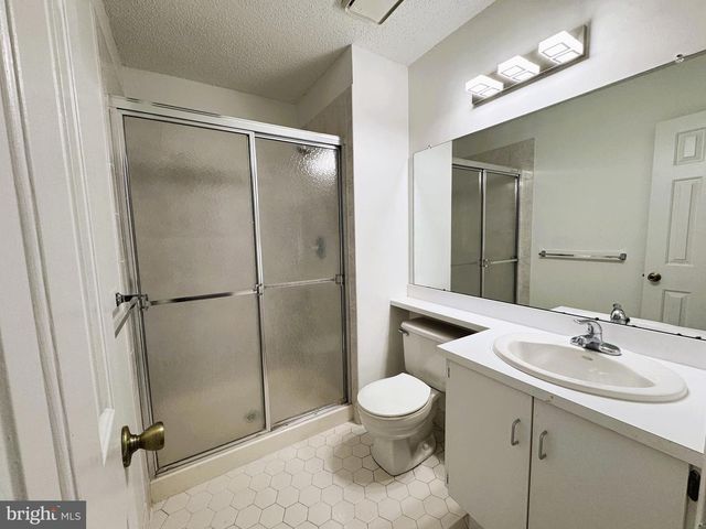 1 LYON LA, Franklin Park, NJ 08823