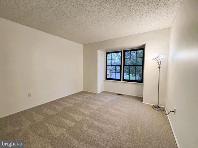 1 LYON LA, Franklin Park, NJ 08823