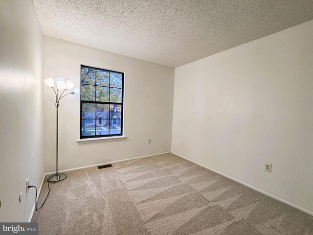 1 LYON LA, Franklin Park, NJ 08823