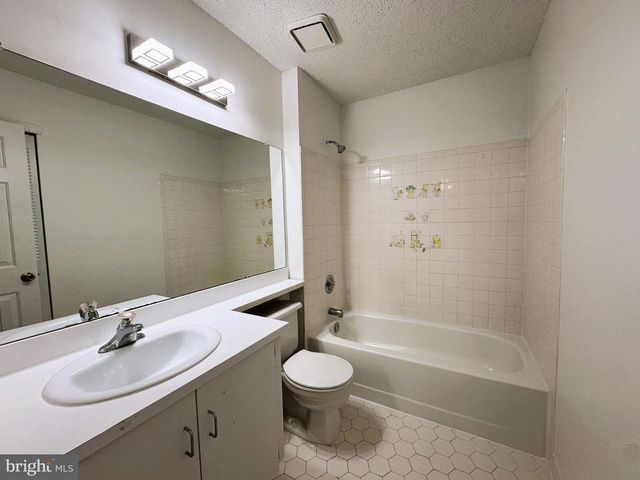 1 LYON LA, Franklin Park, NJ 08823