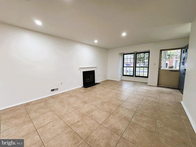 1 LYON LA, Franklin Park, NJ 08823