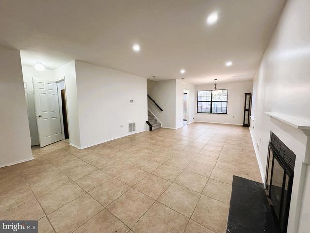 1 LYON LA, Franklin Park, NJ 08823