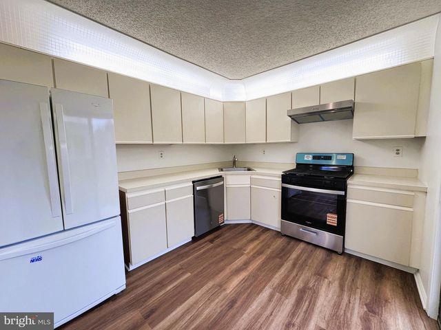 1 LYON LA, Franklin Park, NJ 08823