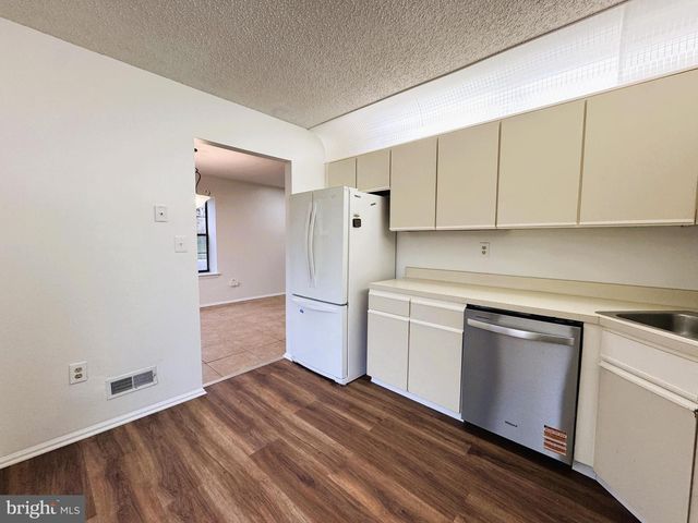 1 LYON LA, Franklin Park, NJ 08823