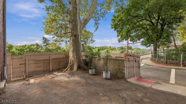 12 Church Pl, East Orange City, NJ 07017