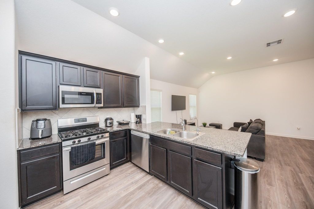 Image 11 of property listing at 3634 Homestead Ridge Lane, Richmond, TX 77406