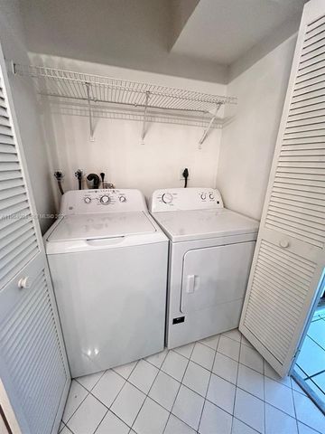 9900 NW 43rd Ter, Doral, FL 33178