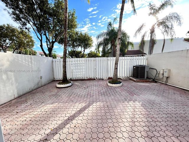 9900 NW 43rd Ter, Doral, FL 33178