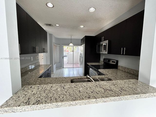 9900 NW 43rd Ter, Doral, FL 33178