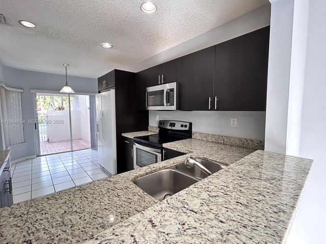 9900 NW 43rd Ter, Doral, FL 33178