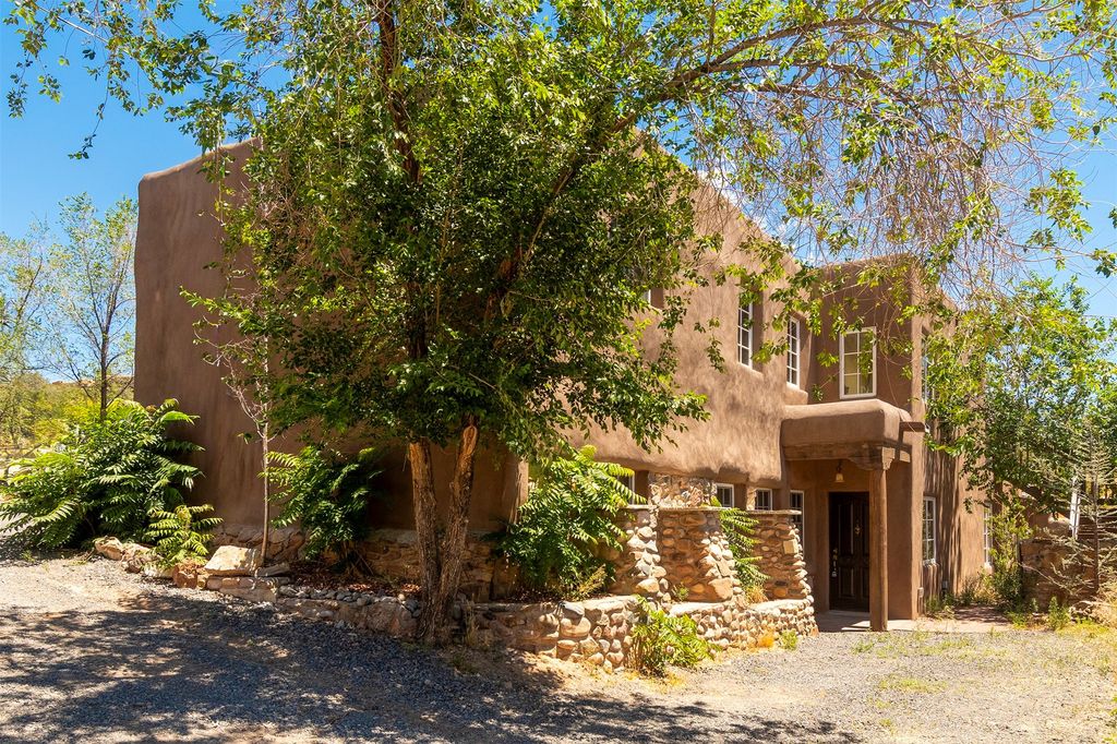 547 Hillside Ave., Santa Fe, NM 87501