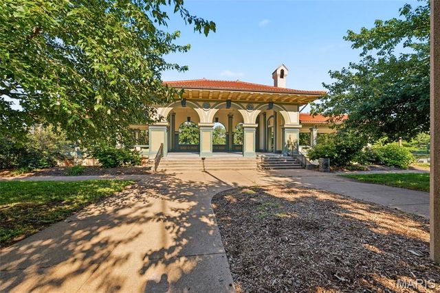 4672 Dewey Avenue, St Louis, MO 63116