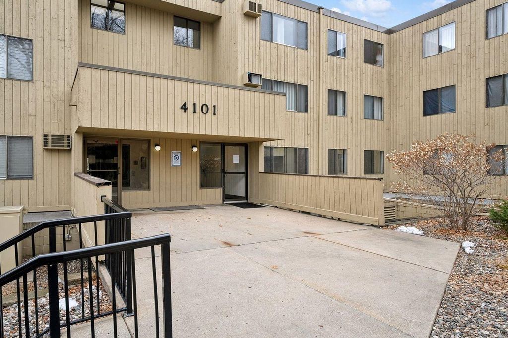4101 Parklawn Avenue 236, Edina, MN 55435