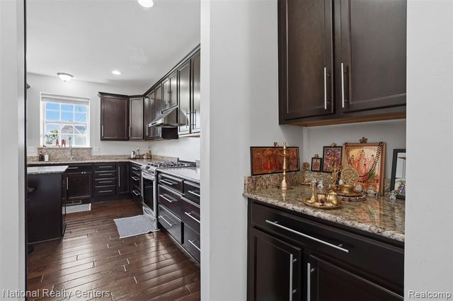 51161 Hallfield Street, Novi, MI 48374