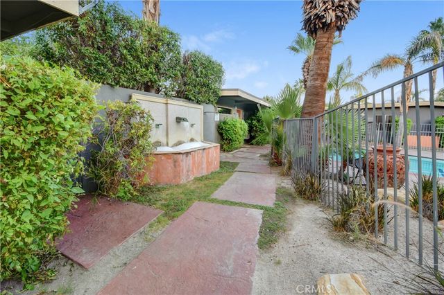 920 E Chuckwalla Road, Palm Springs, CA 92262