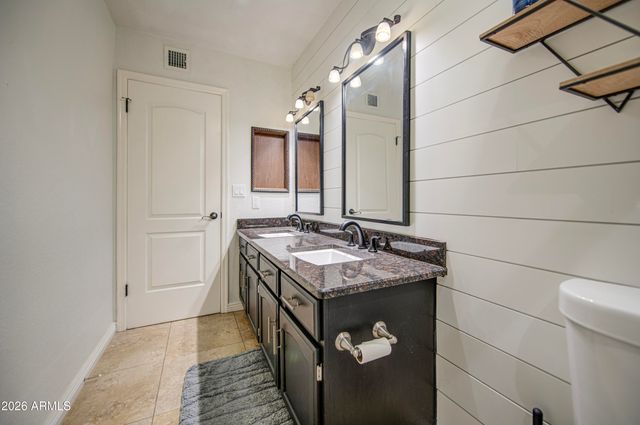 5651 E Fairfield Street E, Mesa, AZ 85205