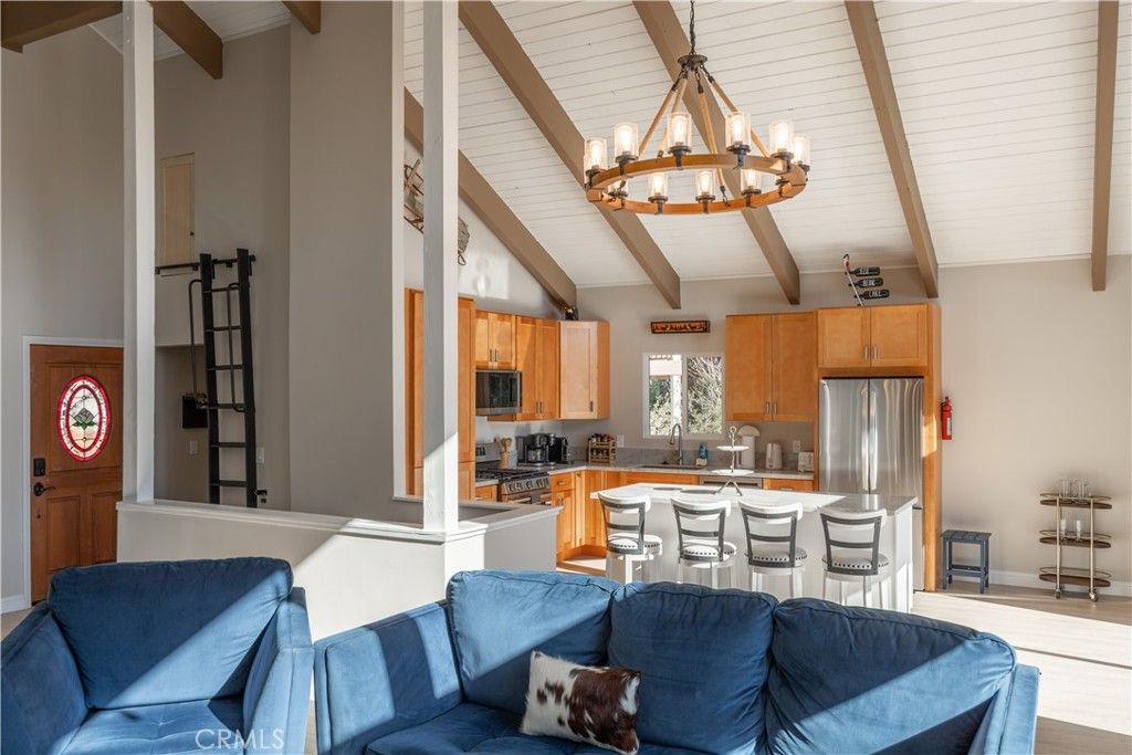 Image 12 of property listing at 43911 Yosemite Drive, Big Bear Lake, CA 92315