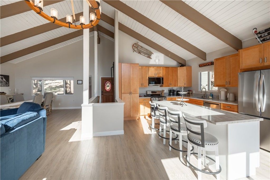 Image 14 of property listing at 43911 Yosemite Drive, Big Bear Lake, CA 92315