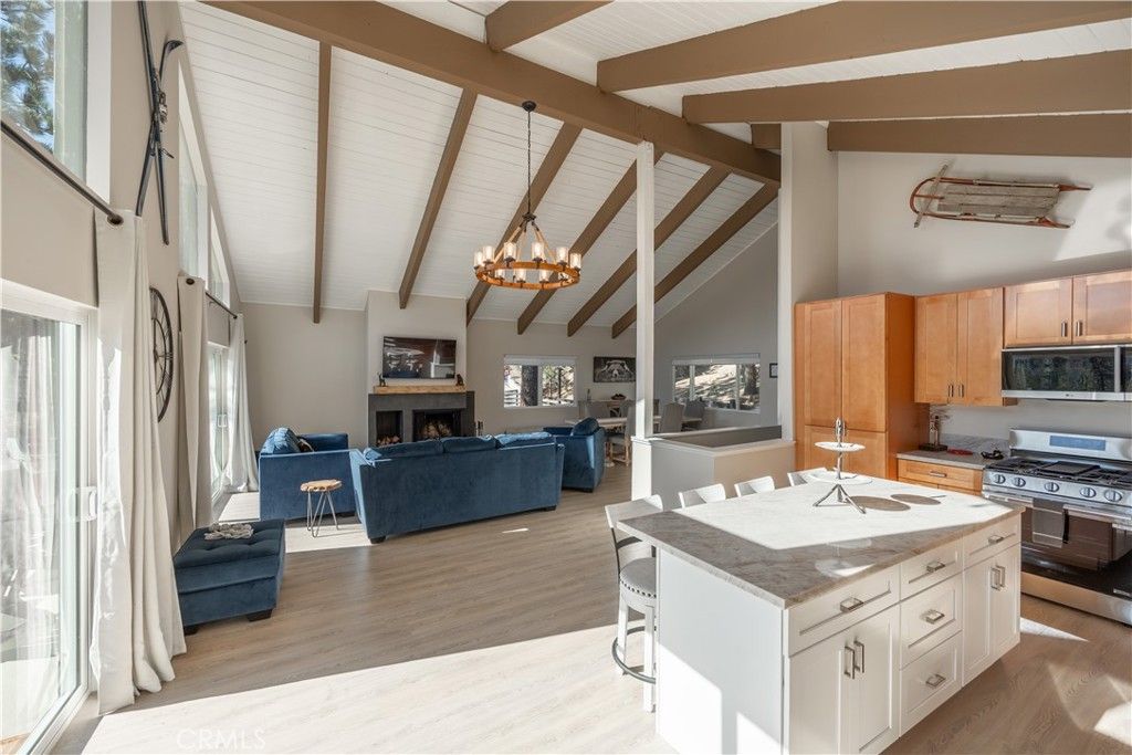 Image 16 of property listing at 43911 Yosemite Drive, Big Bear Lake, CA 92315