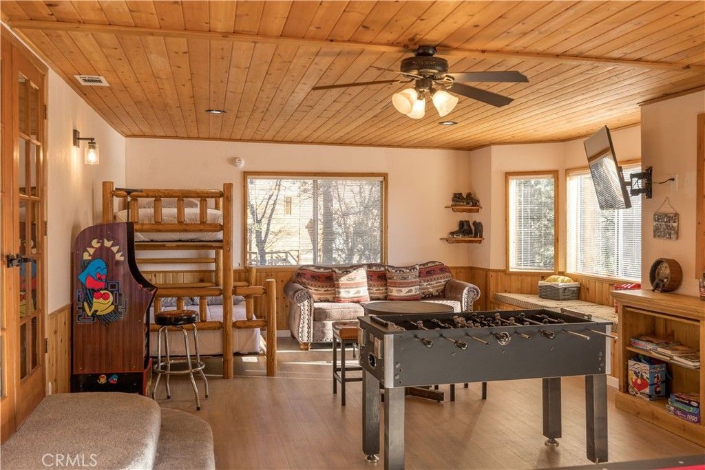Image 25 of property listing at 43911 Yosemite Drive, Big Bear Lake, CA 92315