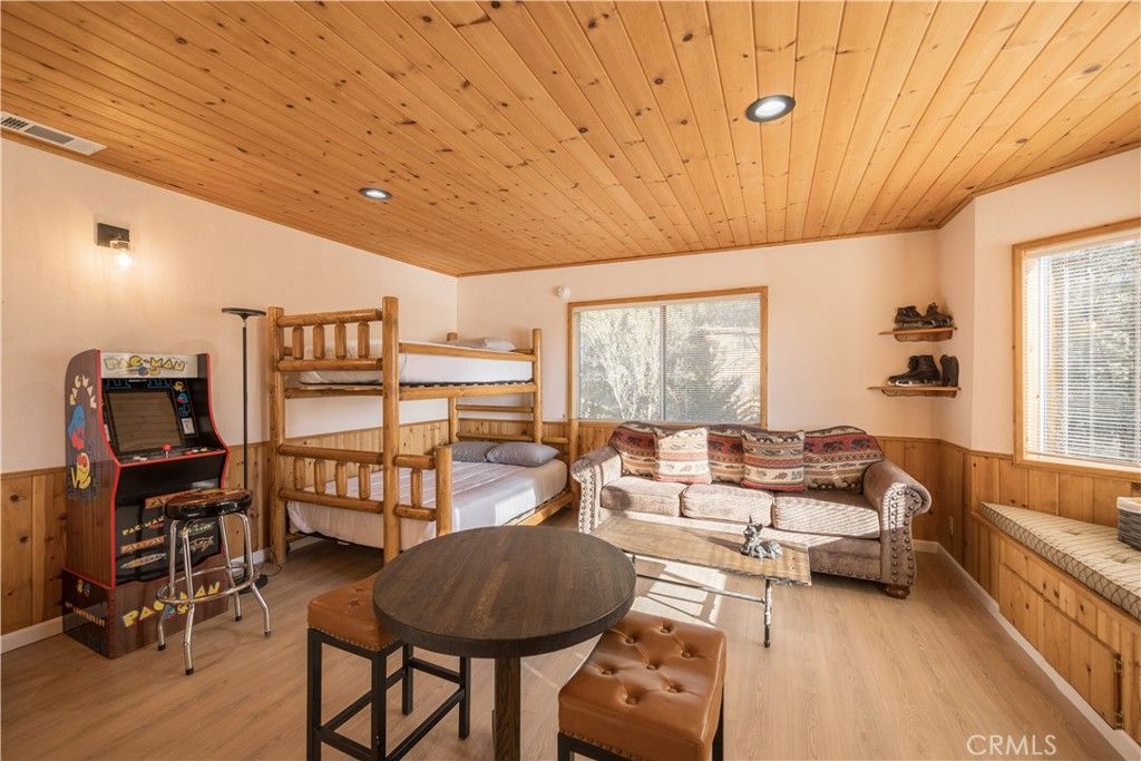 Image 26 of property listing at 43911 Yosemite Drive, Big Bear Lake, CA 92315