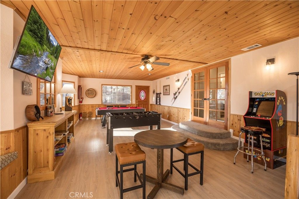 Image 27 of property listing at 43911 Yosemite Drive, Big Bear Lake, CA 92315