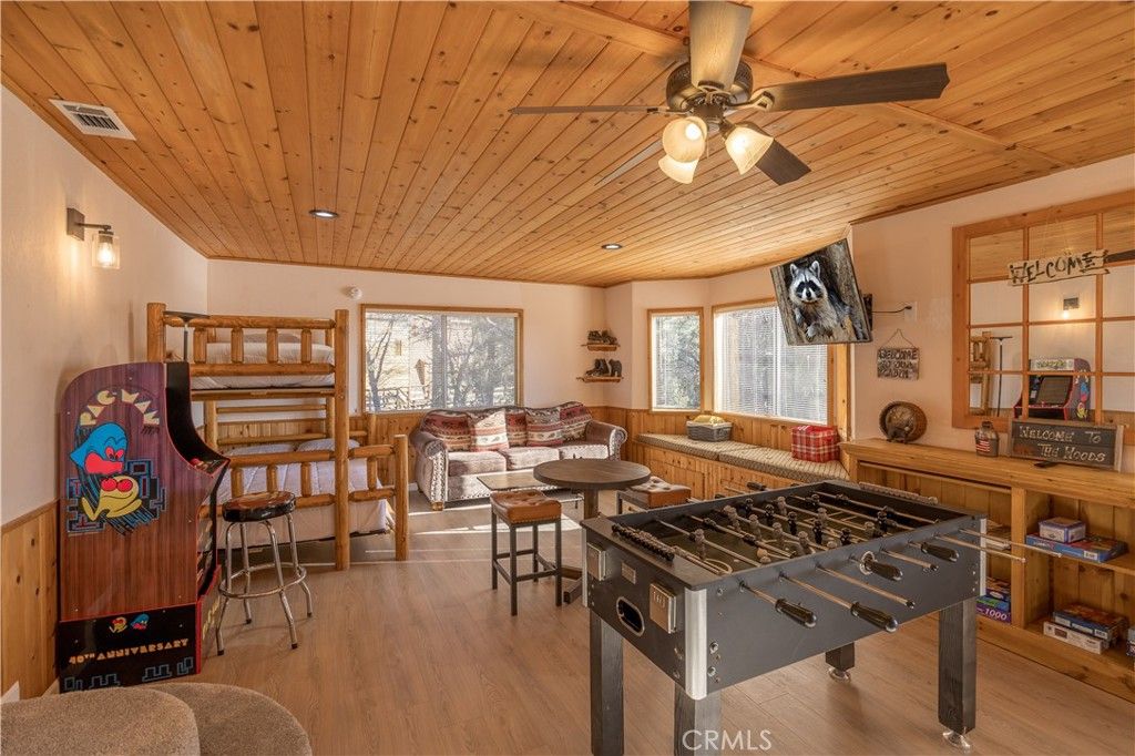 Image 29 of property listing at 43911 Yosemite Drive, Big Bear Lake, CA 92315