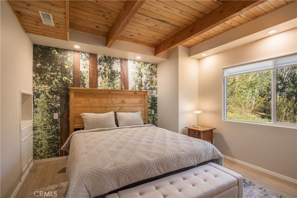 Image 32 of property listing at 43911 Yosemite Drive, Big Bear Lake, CA 92315